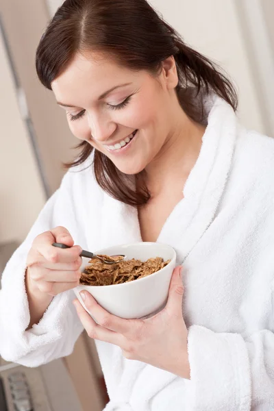Happy woman holding cereals for breakfast — Stock Photo, Image