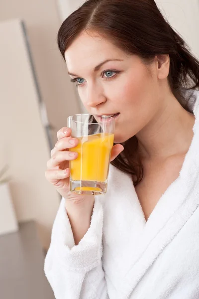 Jonge Vrouw Badjas Drankje Oranje Sap Voor Het Ontbijt Keuken — Stockfoto