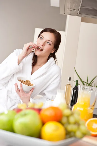 Mulher Feliz Roupão Banho Comer Cereais Para Café Manhã Cozinha — Fotografia de Stock