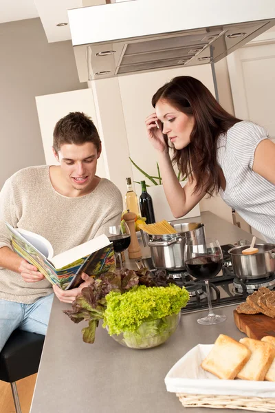 若いカップルが一緒に料理の台所で調理 — ストック写真