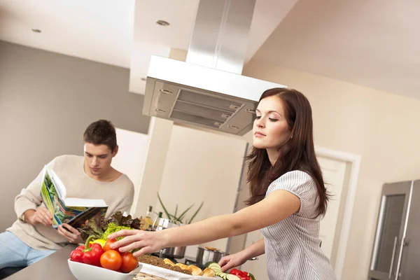 Junges Paar Kocht Mit Kochbuch Küche — Stockfoto