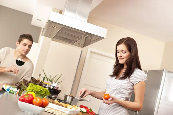 Casal jovem cozinhar na cozinha juntos — Fotografia de Stock