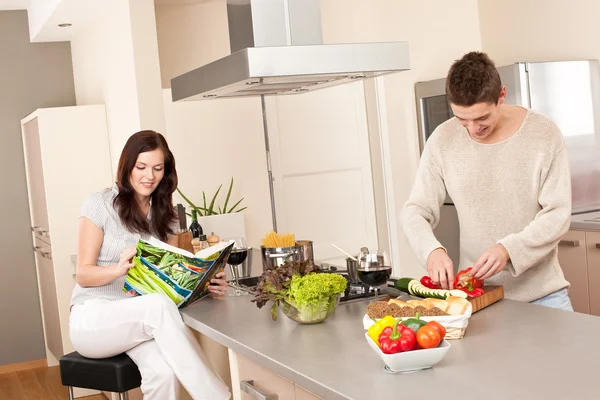 Молода пара готує на кухні разом — стокове фото