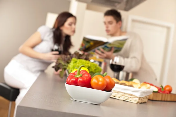 Junges Paar Der Küche Wählt Rezept Aus Kochbuch Und Trinkt — Stockfoto