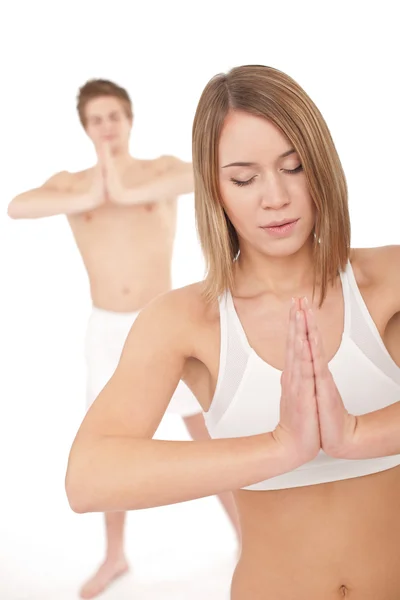 健身俱乐部 健康夫妇在瑜伽中弹性定位上的白色背景 — 图库照片
