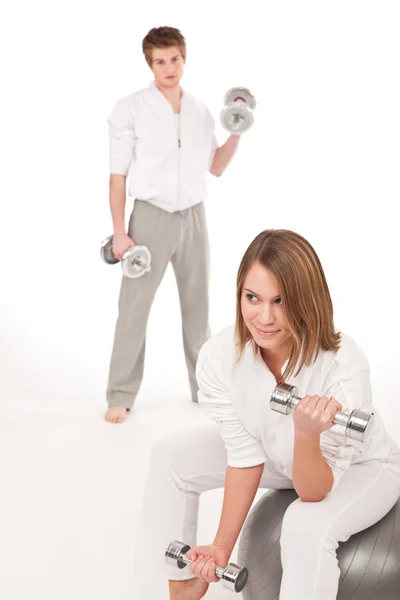 Fitness - Treinamento de casais jovens com pesos e bola — Fotografia de Stock