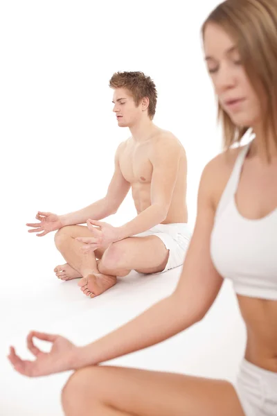 Fitness - Estiramiento de pareja saludable en posición de yoga —  Fotos de Stock