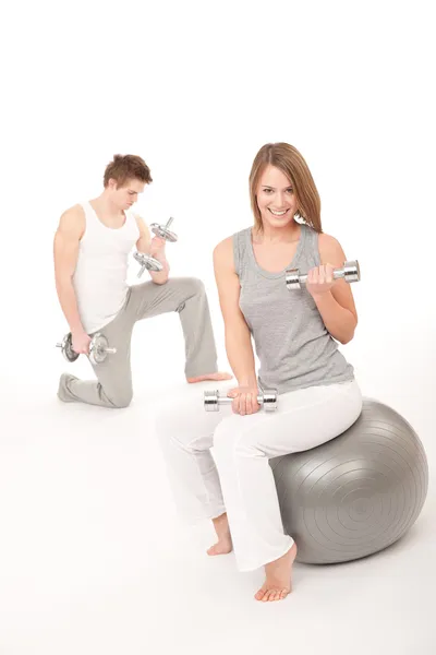 Fitness - Treinamento de casais jovens com pesos e bola — Fotografia de Stock
