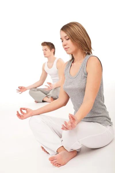 健身俱乐部 健康对年轻夫妇在瑜伽在白色背景上的位置 — 图库照片