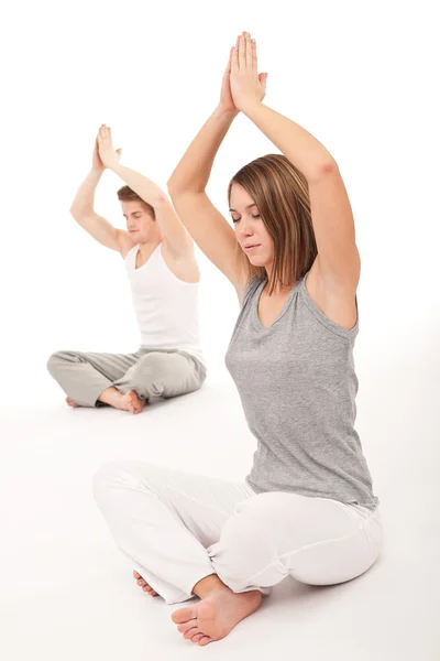 Fitness - Pareja joven y saludable en posición de yoga —  Fotos de Stock