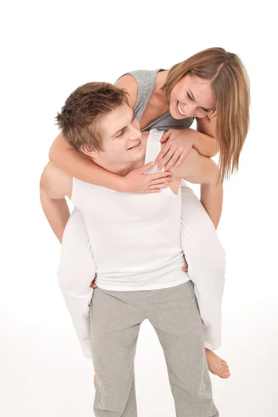 Huckepack - junges, sportlich lächelndes Paar — Stockfoto