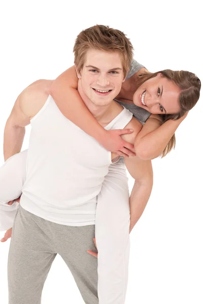Huckepack - junges, sportlich lächelndes Paar — Stockfoto