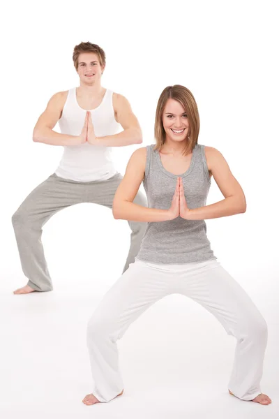Fitness - yoga konumunda genç sağlıklı Çift — Stok fotoğraf