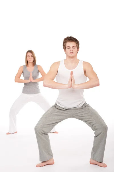Fitness Pareja Joven Saludable Posición Yoga Sobre Fondo Blanco —  Fotos de Stock
