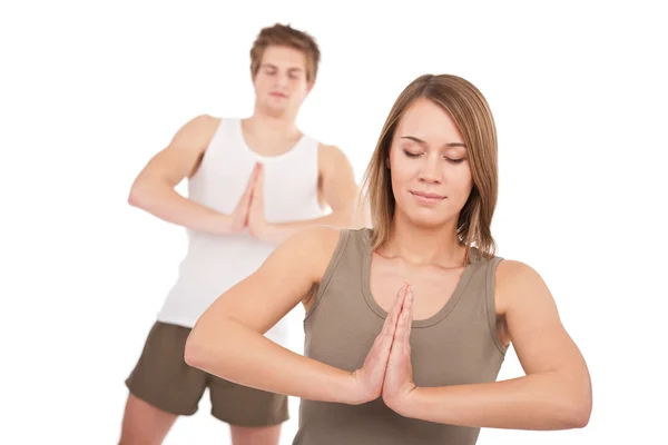 Фітнес - молода здорова пара в позі йоги — стокове фото