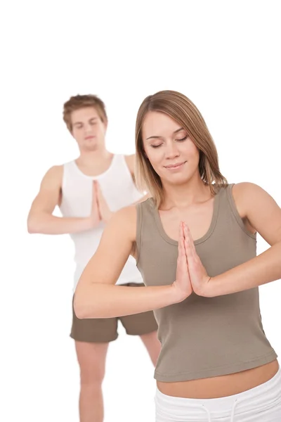 健身俱乐部 健康对年轻夫妇在瑜伽在白色背景上的位置 — 图库照片