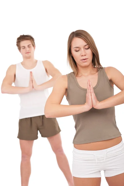Фітнес - молода здорова пара в позі йоги — стокове фото
