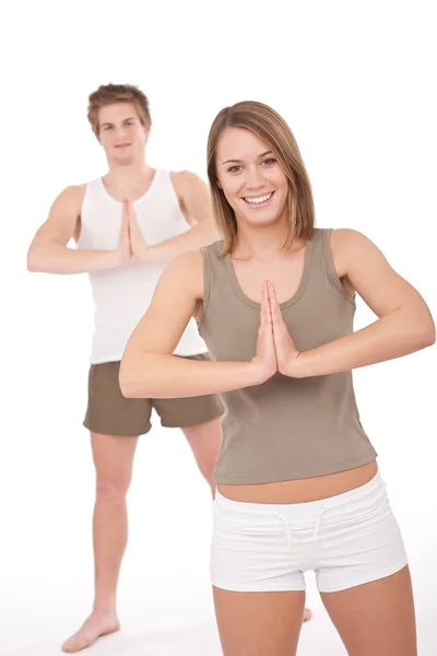 健身俱乐部-健康对年轻夫妇在瑜伽的立场 — 图库照片