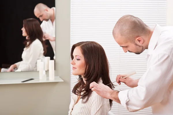 Profesjonalny fryzjer grzebień klienta w salonie — Zdjęcie stockowe