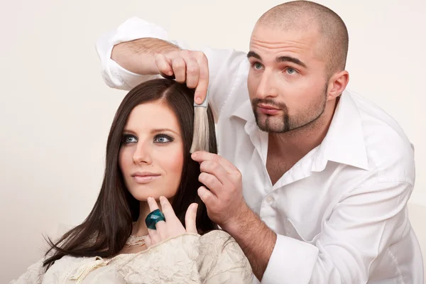 プロの男性の美容師に近代的なサロン 女性客の変更髪の色の髪染料の色を選択してください — ストック写真