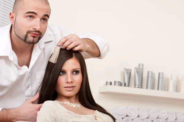 Profesionální kadeřník si vybrat barvu barvení vlasů v salonu — Stock fotografie