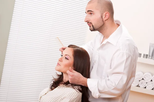 Профессиональный парикмахер расческа клиента в салоне — стоковое фото