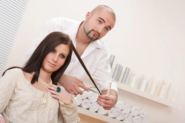 Profesionální kadeřník řez s nůžkami v salonu — Stock fotografie