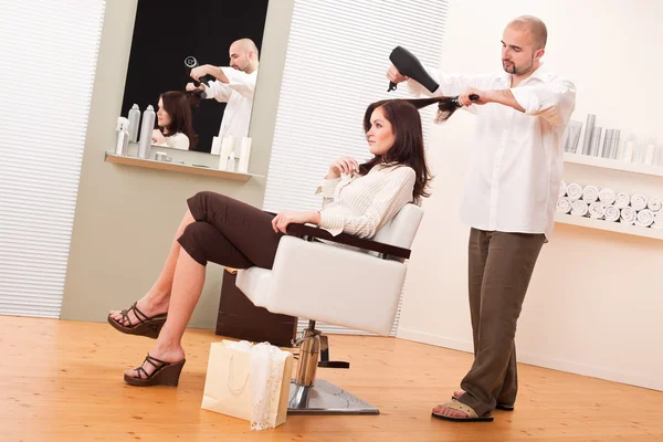 Profesyonel Erkek Kuaför Fön Saç Fırçası Kadın Müşteri Ile Salon — Stok fotoğraf