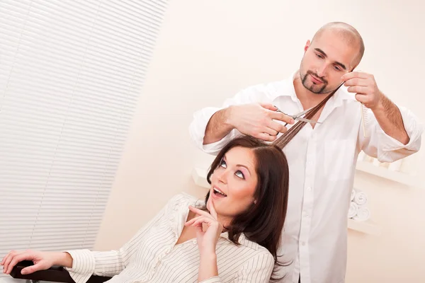 在沙龙 客户能得到新的发型用剪刀剪专业男美发师 — 图库照片