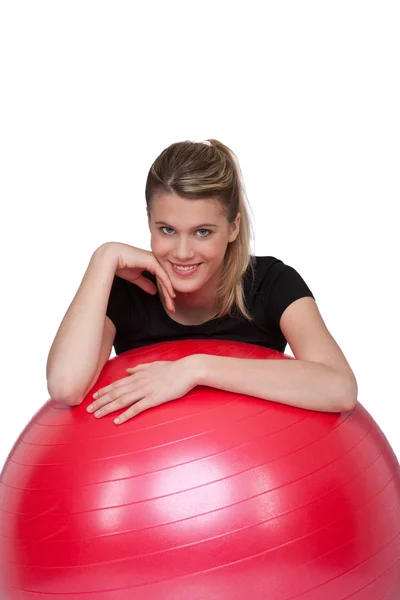 Fitness - mladá žena s cvičení míč na bílém pozadí — Stock fotografie