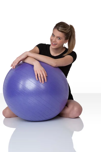フィットネス - 白い運動ボールを持つ若い女性 — ストック写真