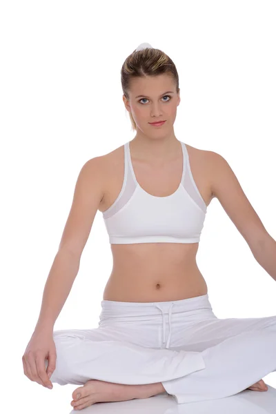 Fitness - Giovane donna in posizione yoga su bianco — Foto Stock