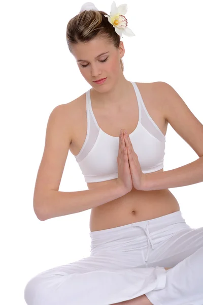 Fitness - młoda kobieta w pozycji jogi na biały — Zdjęcie stockowe
