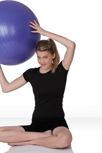 Fitness Jeune Femme Heureuse Avec Ballon Exercice Sur Fond Blanc — Photo