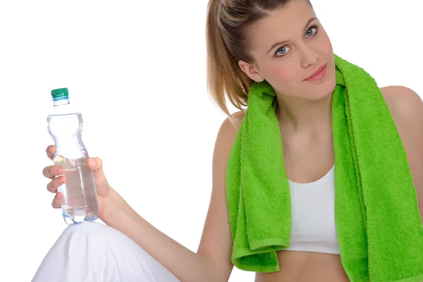 Fitness - junge sportliche Frau mit Wasser und Handtuch — Stockfoto