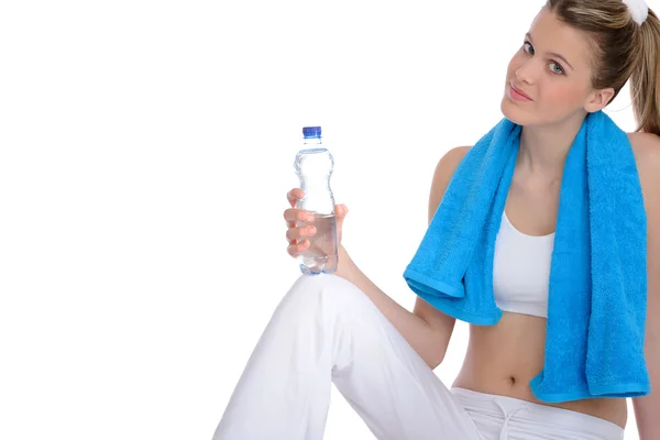 Fitness Giovane Donna Sportiva Con Acqua Asciugamano Sfondo Bianco — Foto Stock