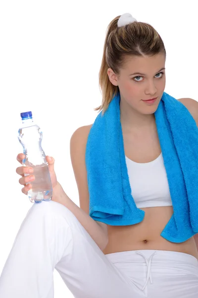 フィットネス 水と白い背景の上にタオルを持つ若い陽気な女性 — ストック写真