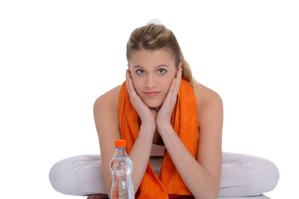 Fitness Giovane donna sportiva con acqua e asciugamano — Foto Stock