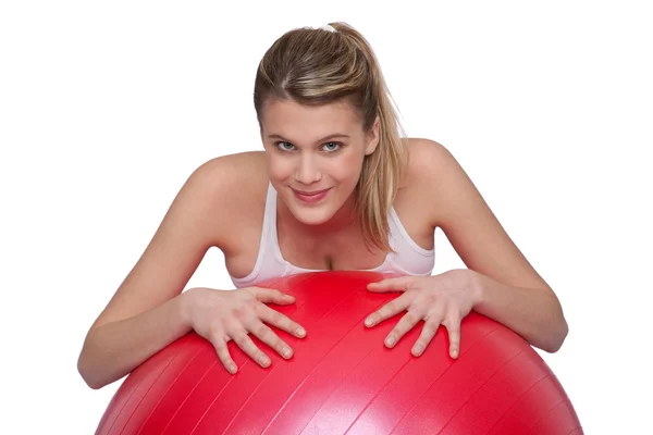 Фитнес - молодая женщина с мячом для упражнений на белом — стоковое фото