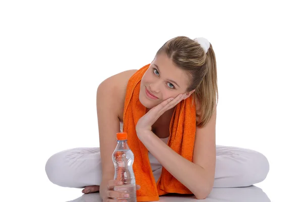 白い背景の上のオレンジ色のフィットネス タオルで若いモデル — ストック写真