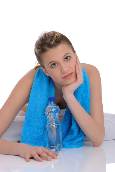 フィットネス - 水とタオルを持つ若い陽気な女性 — ストック写真