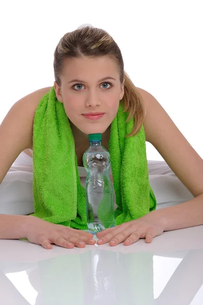 フィットネス - 水とタオルを持つ若い陽気な女性 — ストック写真