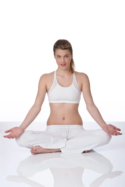 瑜伽位置在白色背景上的年轻女人 — 图库照片