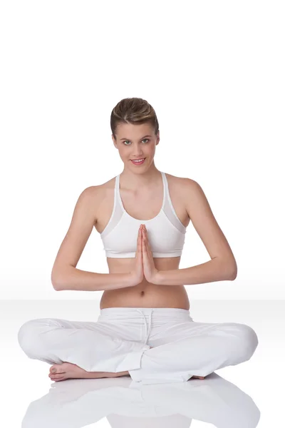 瑜伽位置在白色背景上的年轻女人 — 图库照片