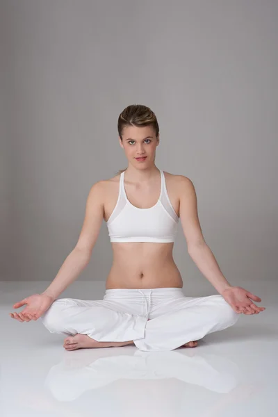 Fitness - jóga helyzet fiatal nő — Stock Fotó