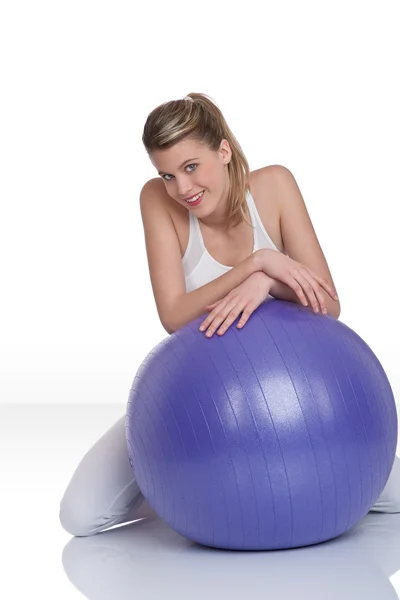 Fitness - beyaz egzersiz topu olan kadın — Stok fotoğraf