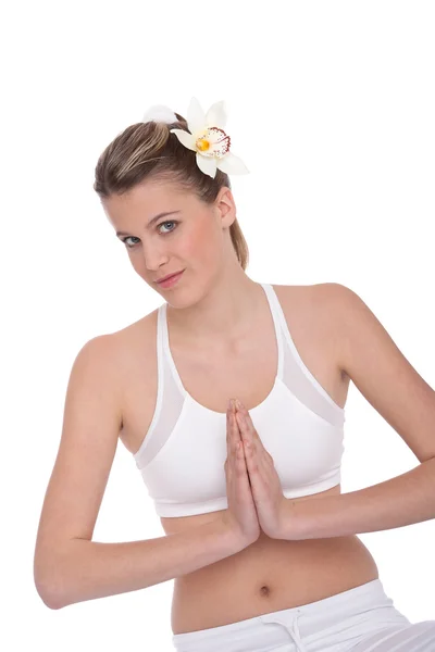 瑜伽位置上白色背景放松的年轻女人 — 图库照片