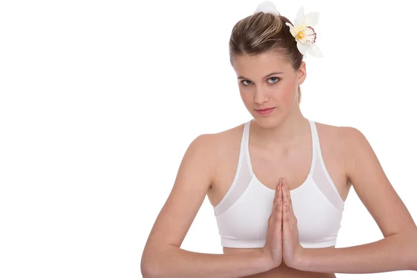 Fitness - młoda kobieta w pozycji jogi na biały — Zdjęcie stockowe