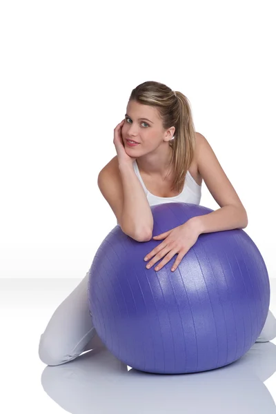 Fitness Beyaz Arka Plan Üzerinde Egzersiz Topu Olan Kadın — Stok fotoğraf