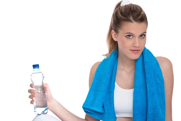 Fitness - Mujer joven deportiva con agua y toalla —  Fotos de Stock